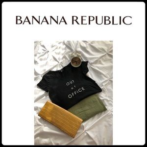 BANANA REPUBLIC
“Out of Office” Black Tee || Small
